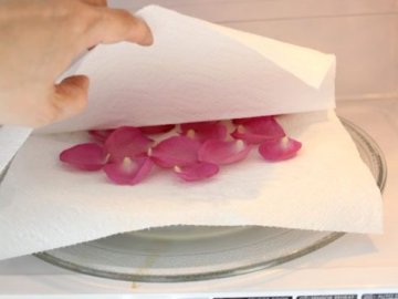 Правила сушки лепестков роз в микроволновке